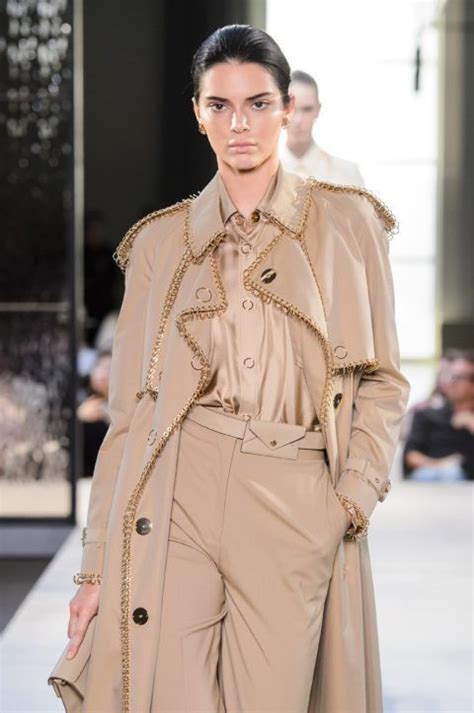 burberry trench donna con jeans immagini moda primavera|Il mondo della Primavera/Estate 2022 .